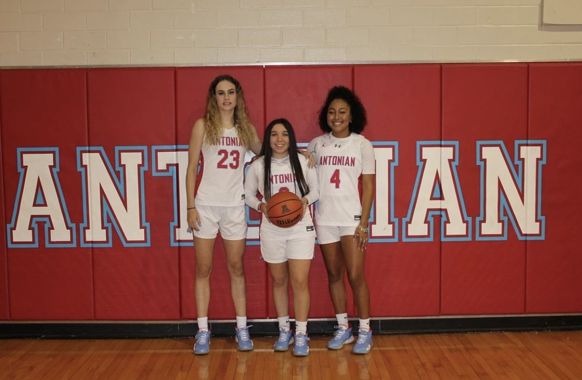 Antonian graduate, Zaria Todd with her teammates.